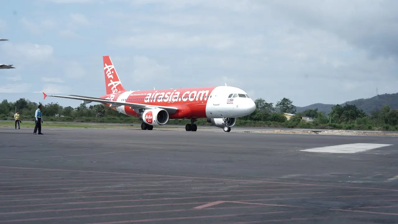 Pesawat AirAsia rute Kuala Lumpur - Labuan Bajo mendarat di Bandara Internasional Labuan Bajo, Selasa, 3 September 2024.