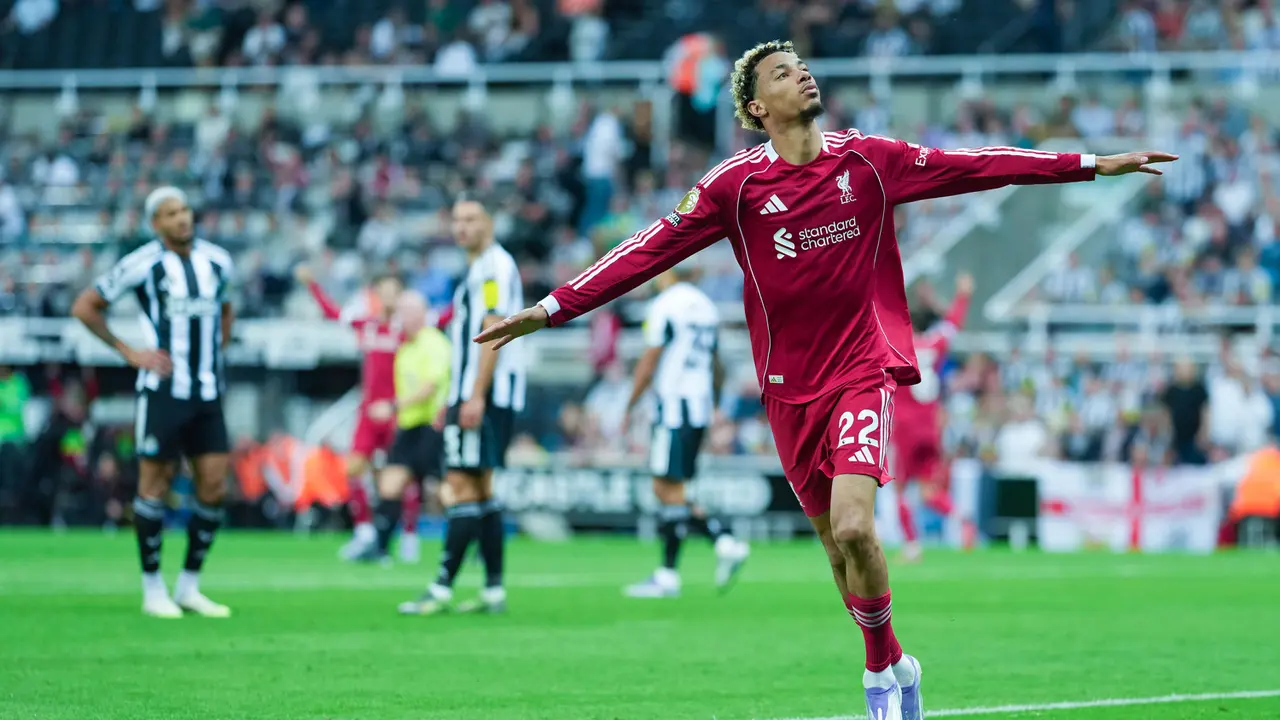Pemain Liverpool, Hugo Ekitike, melakukan selebrasi setelah mencetak gol ke gawang Newcastle United pada pekan kedua Liga Inggris di St James’ Park, Selasa (26/8/2025) dini hari WIB.