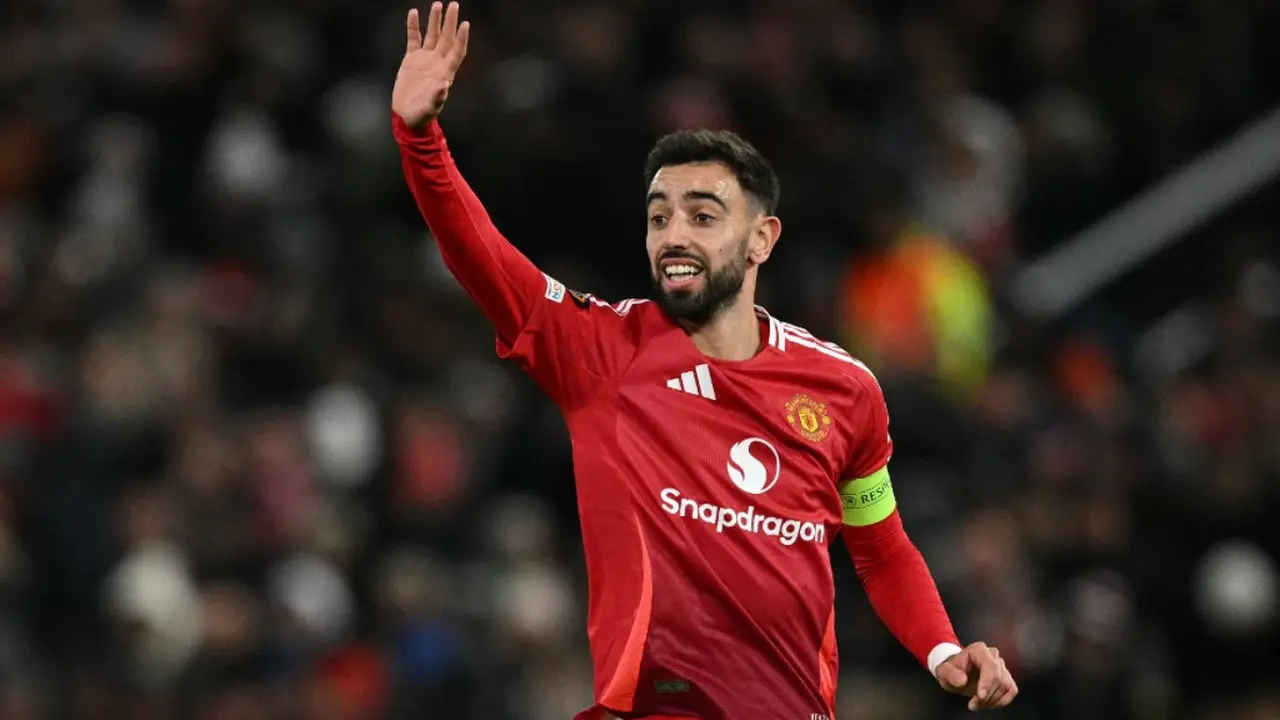 Gelandang Manchester United asal Portugal #08, Bruno Fernandes, memberi isyarat selama pertandingan Fase Europa League UEFA antara Manchester United dan Bodoe/Glimt di stadion Old Trafford di Manchester, Inggris barat laut, Jumat dini hari WIB (29/11/2024).