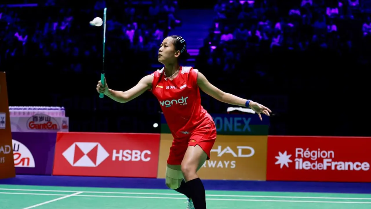 Tunggal putri Indonesia Putri Kusuma Wardani mengalahkan Pusarla V. Sindhu dari India pada laga perempat final Kejuaraan Dunia Bulu Tangkis 2025. Putri KW menang rubber game 21-14, 13-21, dan 21-16 di Adidas Arena, Paris, Prancis, Jumat (29/8).