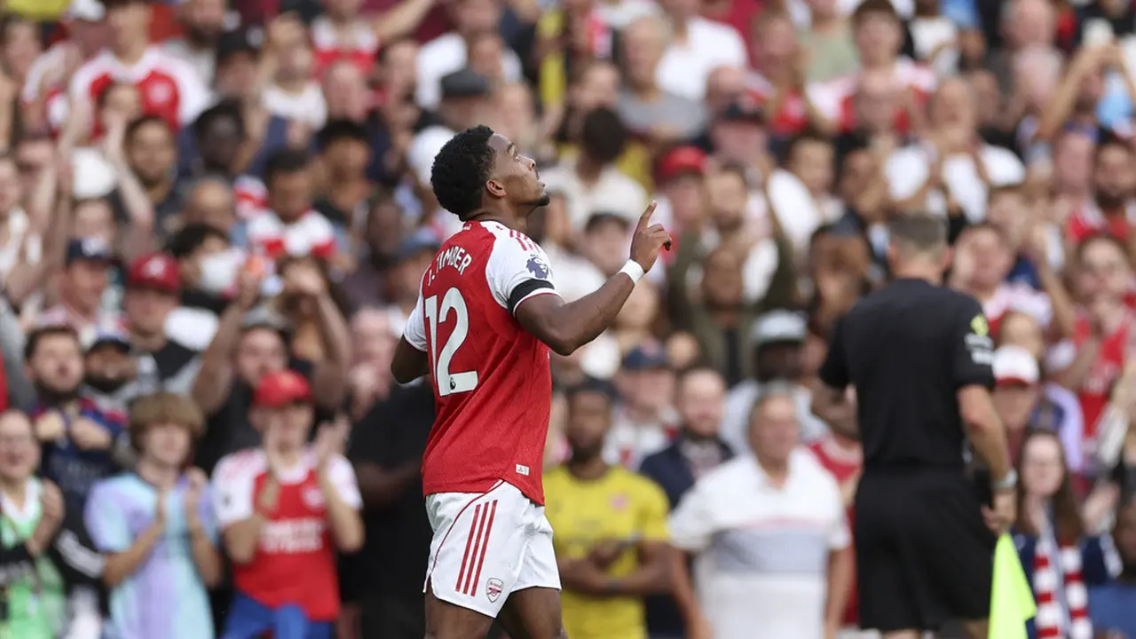 Selebrasi Jurrien Timber dalam laga Arsenal vs Leeds United di Premier League 2025/2026