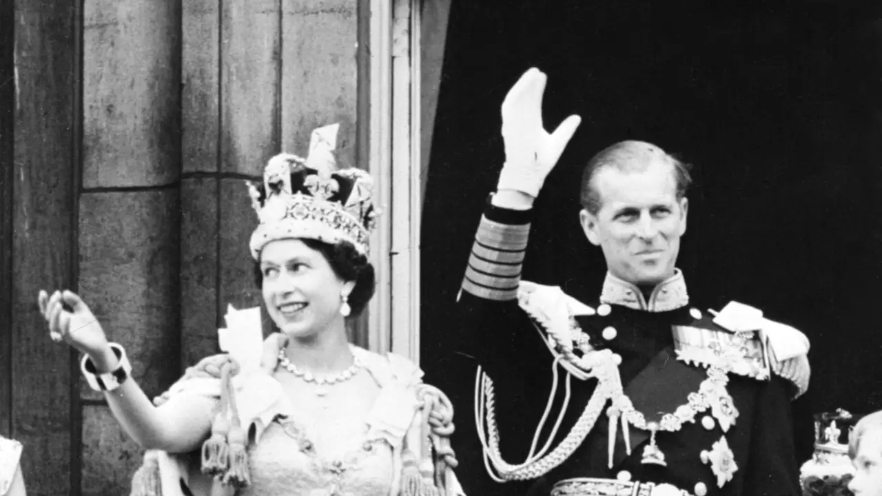 Dalam file foto ini diambil pada tanggal 2 Juni 1953 Ratu Inggris Elizabeth II (kiri) ditemani oleh Pangeran Philip dari Inggris, Duke of Edinburgh (kanan) melambai ke kerumunan, setelah dinobatkan di Westminter Abbey di London.