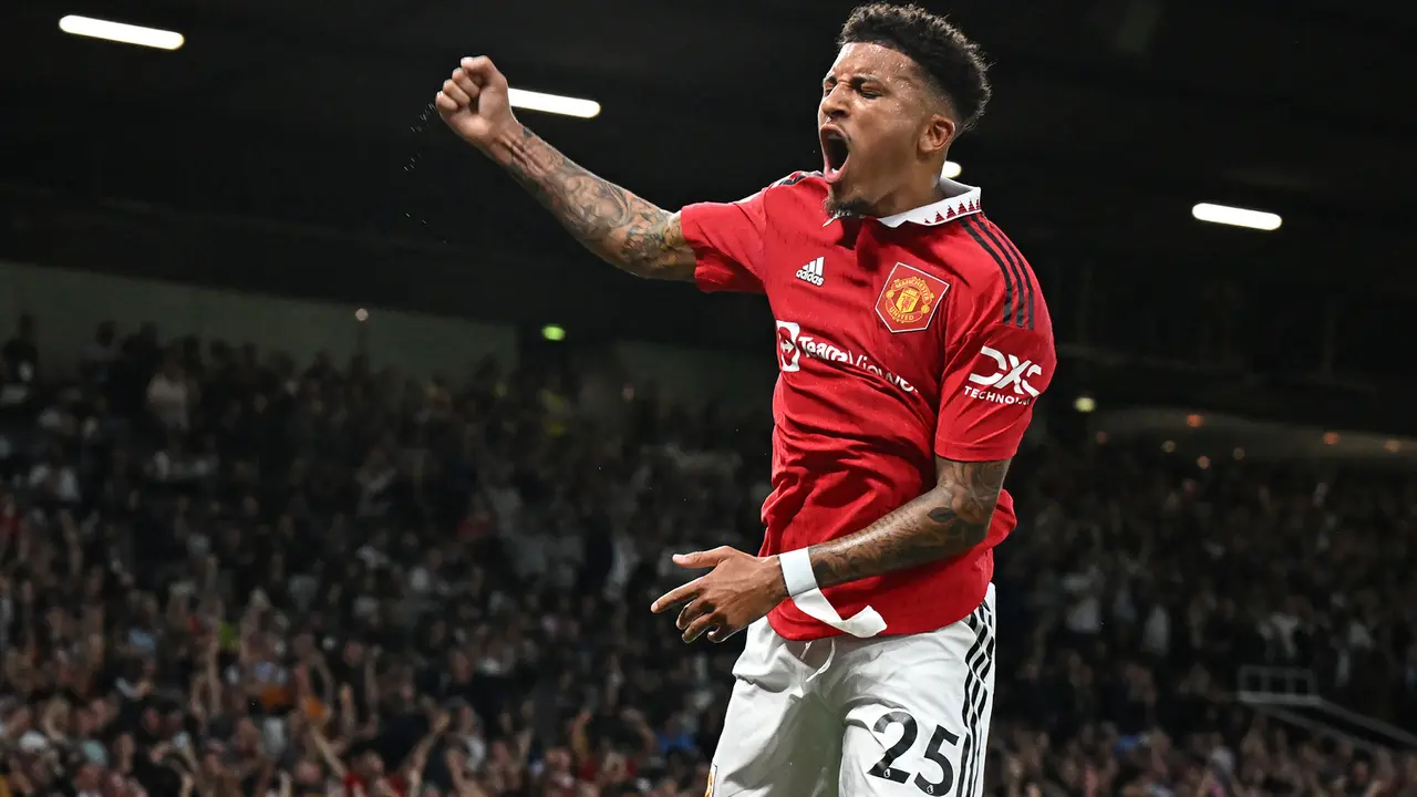Jadon Sancho. Sayap kiri Inggris berusia 22 tahun ini menjadi pemain termahal keempat dalam Derby Manchester edisi terbaru.