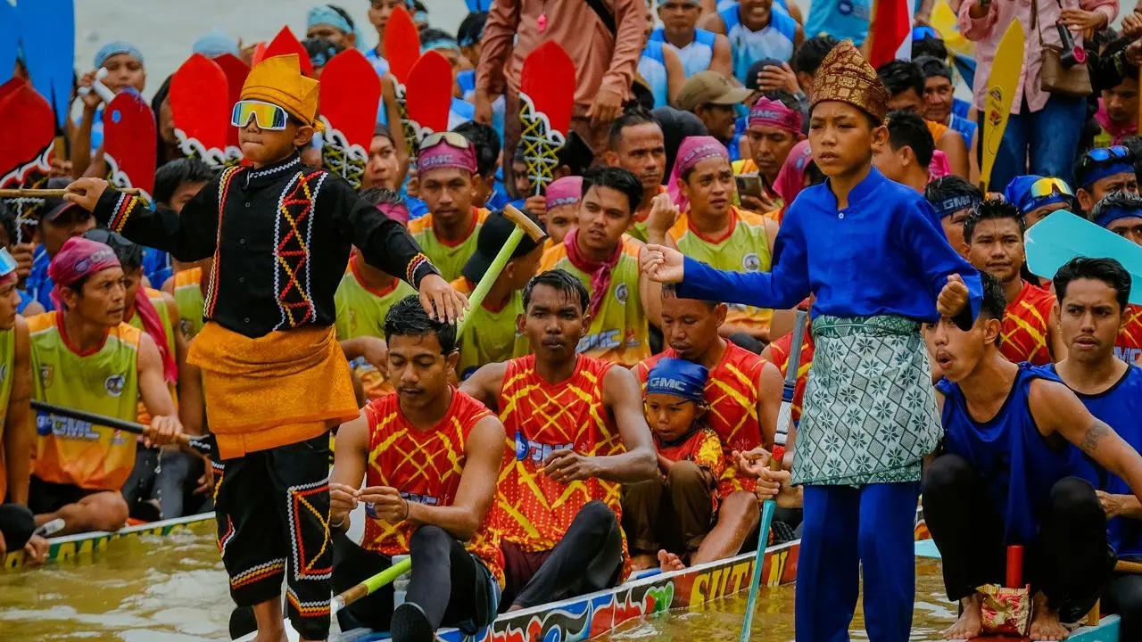 Para penari cilik dan pendayung jalur bersiap untuk berlomba di Festival Pacu Jalur 2025. (dok. Biro Komunikasi Publik Kemenpar)