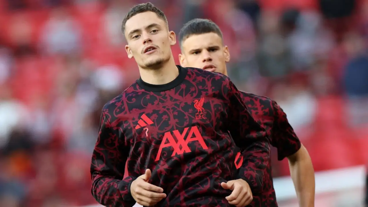Gelandang Liverpool asal Jerman #07, Florian Wirtz (kiri), dan bek Liverpool asal Hungaria #06, Milos Kerkez, melakukan pemanasan menjelang pertandingan persahabatan pramusim kedua antara Liverpool dan Athletic Bilbao di Anfield, Liverpool, Inggris barat laut, pada 4 Agustus 2025. (Darren Staples/AFP)