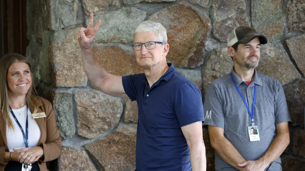 Tim Cook selaku CEO Apple tiba untuk menghadiri konferensi tahunan Allen & Co Sun Valley di Sun Valley, Idaho pada 9 Juli 2024. (KEVORK DJANSEZIAN / GETTY IMAGES NORTH AMERICA / Getty Images via AFP)