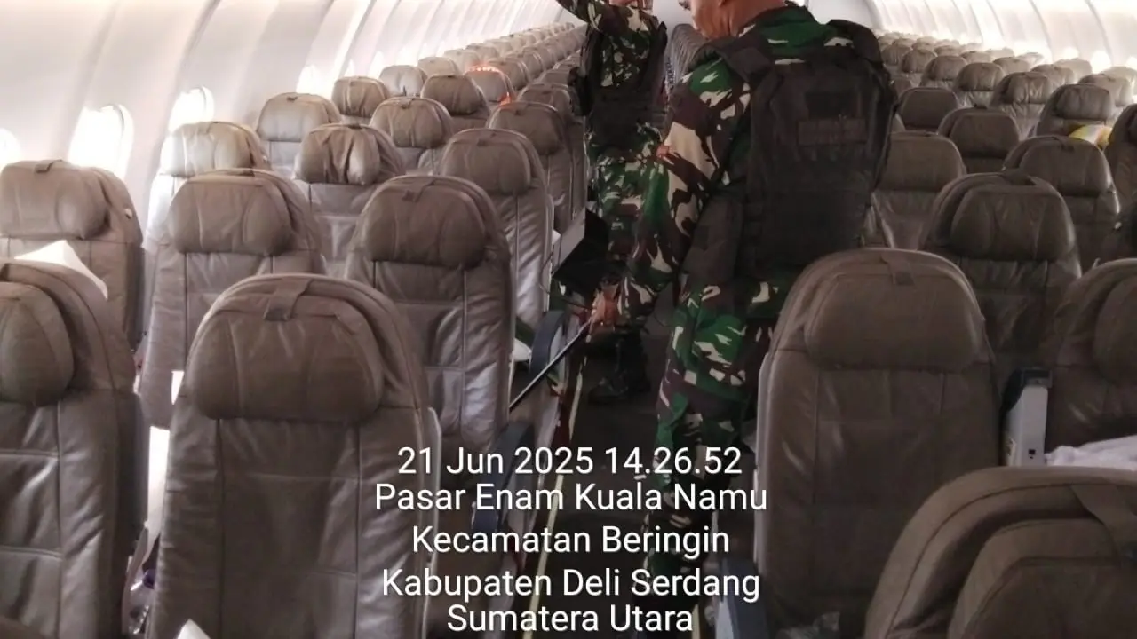 Personel TNI melakukan pemeriksaan menyeluruh di dalam pesawat Saudia Airlines SV5688 yang mengangkut jemaah haji Indonesia usai menerima ancaman bom. Kini ratusan jemaah itu telah diterbangkan kembali menuju Surabaya setelah pesawat dipastikan aman.