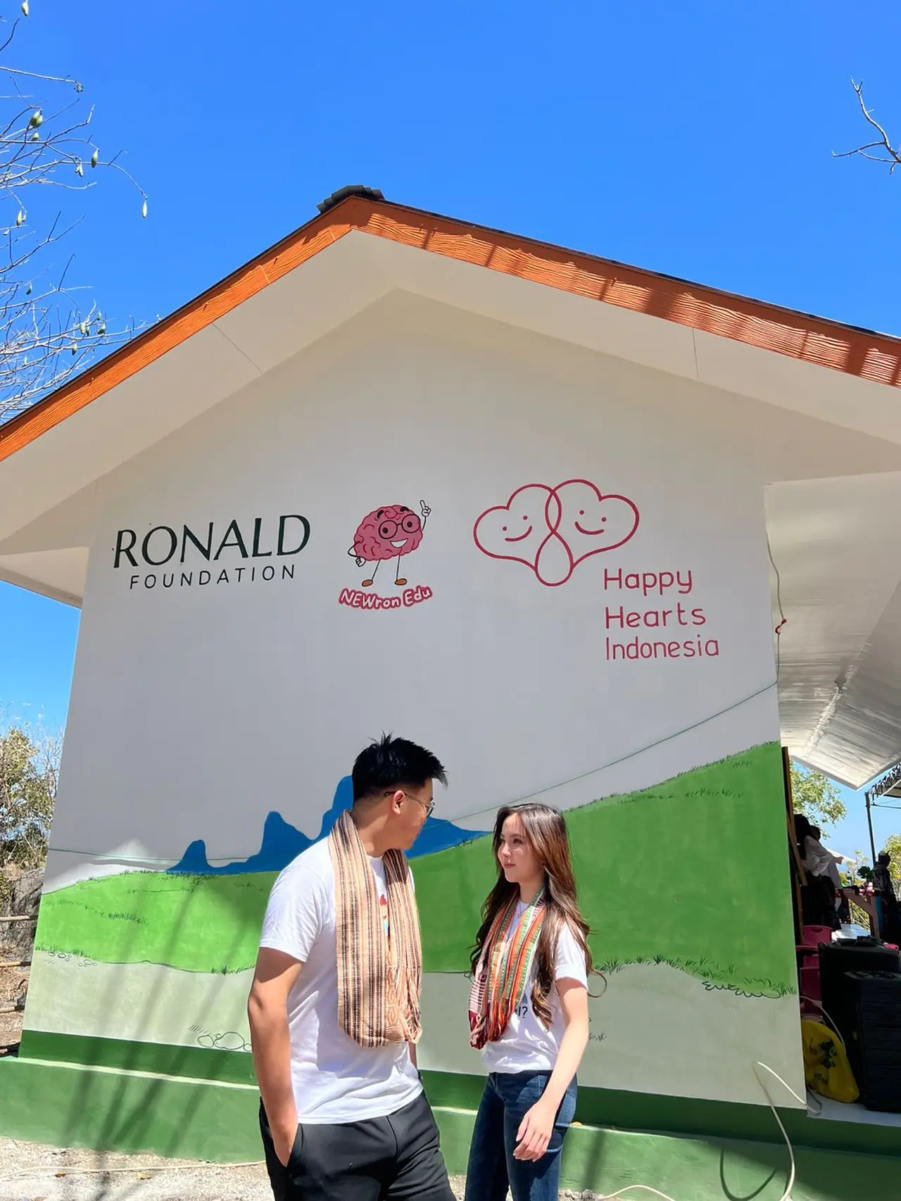 Penyanyi Agatha Chelsea menggandeng Timothy Ronald melawat ke Kupang, NTT untuk wujudkan mimpi indah membangun TK bagi anak-anak di sana. (Foto: Dok. Istimewa)