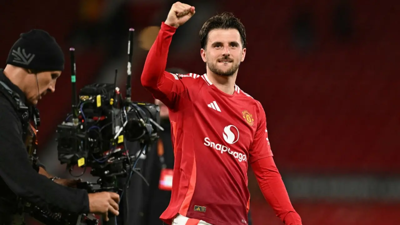 Gelandang Manchester United asal Inggris #07, Mason Mount, merayakan kemenangan timnya di akhir pertandingan leg kedua semifinal Liga Europa antara Manchester United dan Athletic Club Bilbao di Stadion Old Trafford di Manchester, Inggris barat laut, pada 8 Mei 2025.