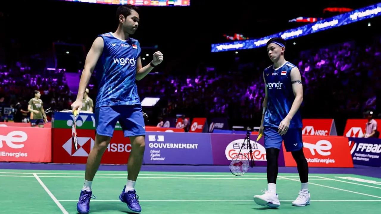Ganda putra Indonesia Fajar Alfian/Muhammad Rian Ardianto lolos ke babak 16 besar Kejuaraan Dunia Bulu Tangkis 2025. ajar/Rian menang atas Hung Kuei Chun/ Lui Chun Wai dari Hong Kong 14-21, 21-11, dan 22-20 di Adidas Arena, Paris, Prancis, Selasa (26/8).