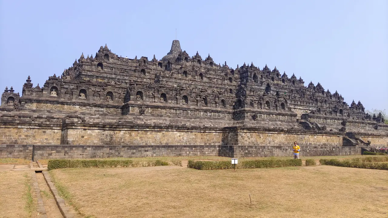 Bangunan chattra Candi Borobudur yang masih diragukan keaslian batunya oleh para arkeolog kini tersimpan di Museum dan Cagar Budaya kawasan Candi Borobudur, Magelang.