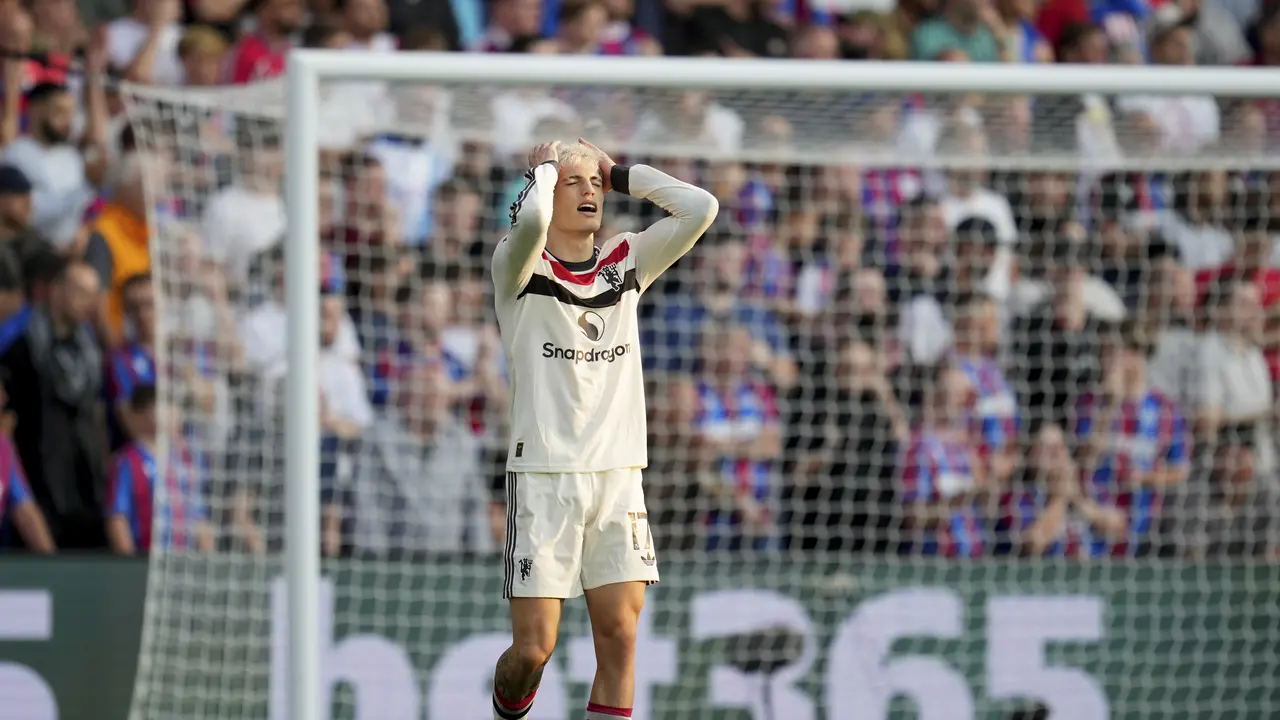 Winger kiri Man Utd Alejandro Garnacho begitu kesal gagal manfaatkan peluang cetak gol ke gawang Crystal Palace pada pekan kelima Liga Inggris (AP)
