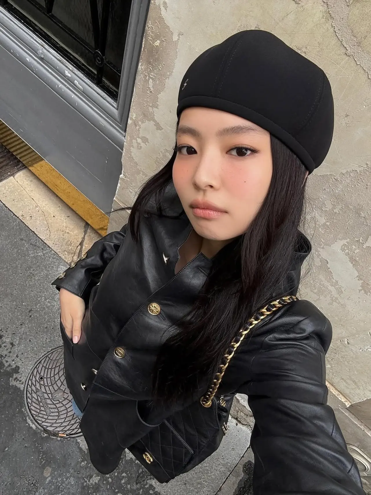 Pakaian Jennie yang serba hitam.