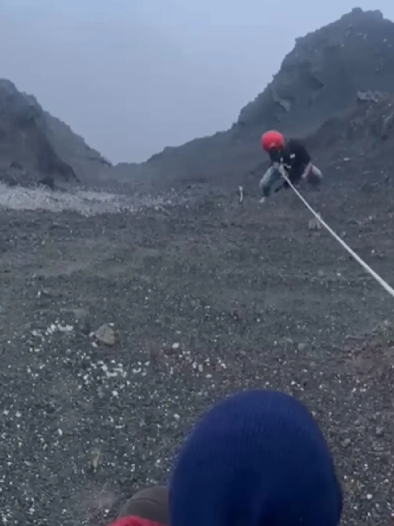 Video diduga pemandu Juliana Marins, Ali Mustofa, berusaha menyelamatkan turis Brasil yang jatuh di Gunung Rinjani itu sebelum tim SAR datang.