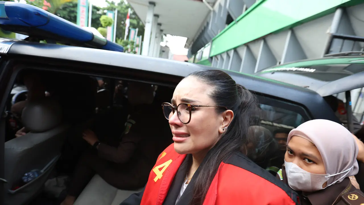 Sidang lanjutan Nikita Mirzani akhirnya ditunda hingga pekan depan, seiring putusan Majelis Hakim Pengadilan Negeri Jakarta Selatan yang mengizinkannya menjalani pengobatan.