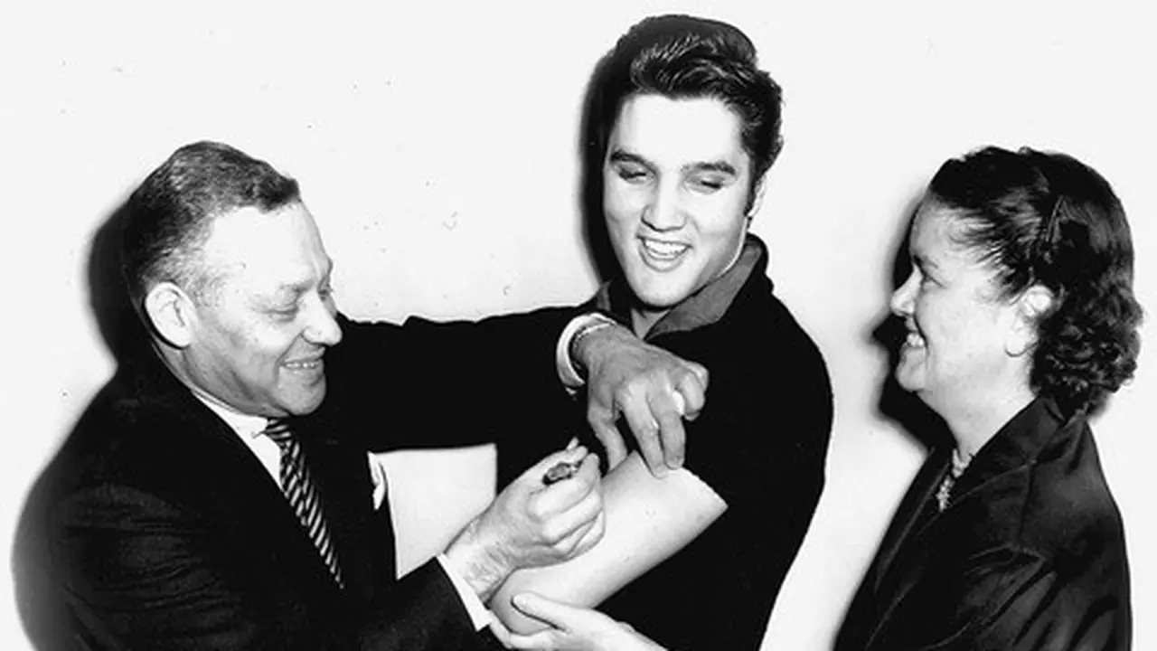 Elvis Presley menerima vaksin polio Salk pada tahun 1956. Kesadaran tentang vaksin tersebut menyebabkan berakhirnya polio di AS. Sebagian besar bayi saat ini masih menerima suntikan tersebut. (pbs.org)