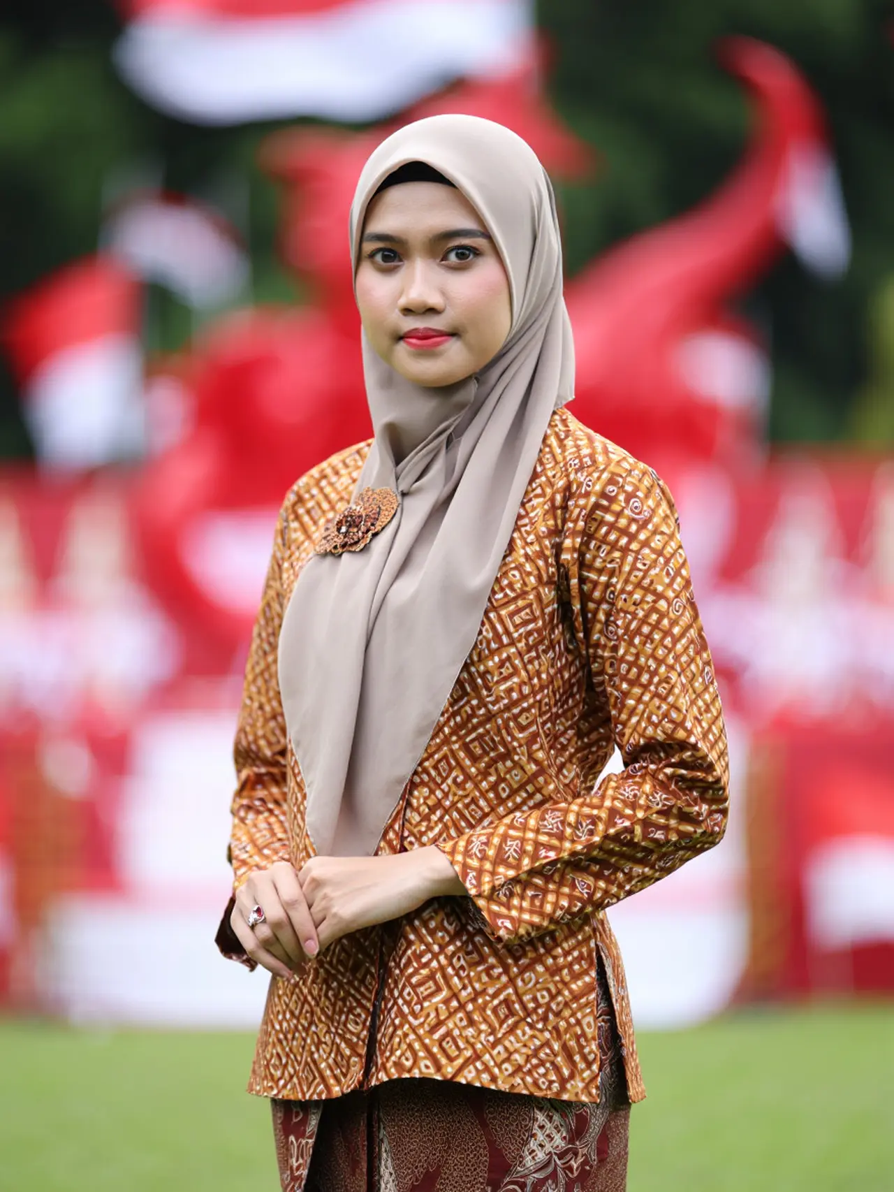 7 Inspirasi Padu Padan Batik dan Rok untuk Upacara HUT RI ke-80 (Foto: Reve Art AI)