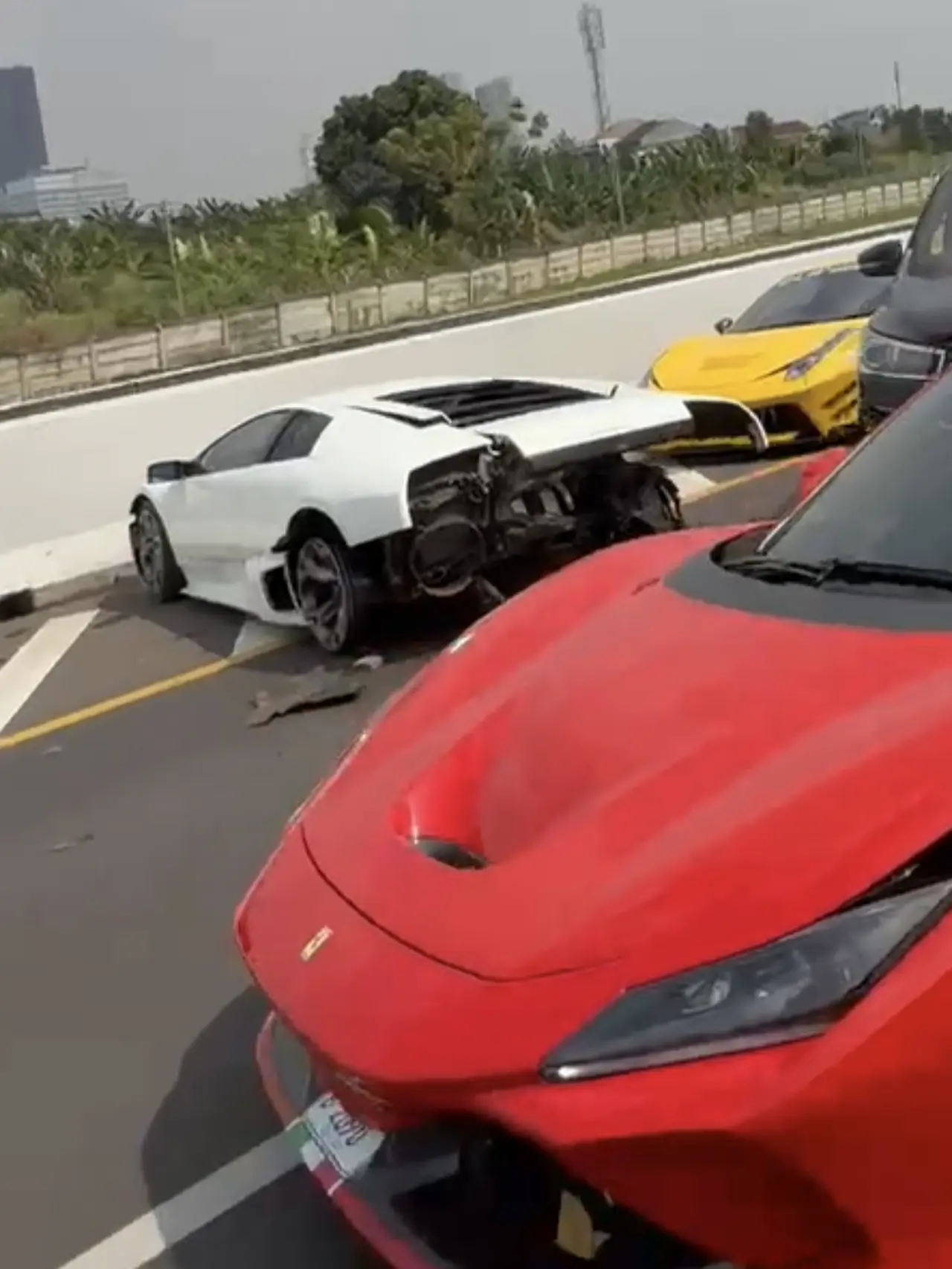 Kecelakaan Supercar di Tol Kunciran. (Dok. Tangkapan Layar @warungjurnali)