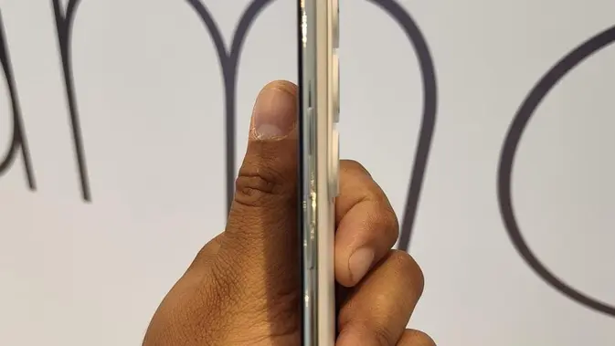 Tecno Spark 40 Pro tampilan body samping dan button.