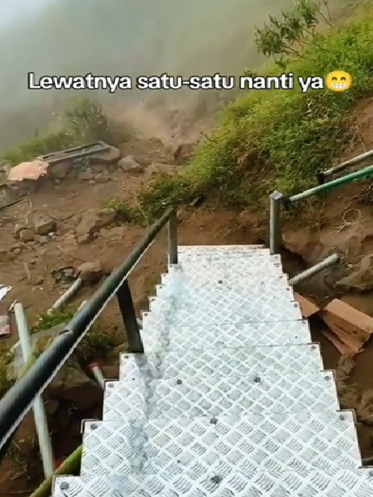 Undakan dari pelat besi terpasang di Gunung Rinjani.