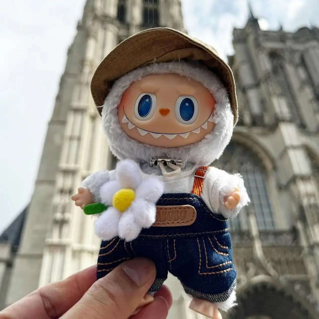 Boneka Labubu.