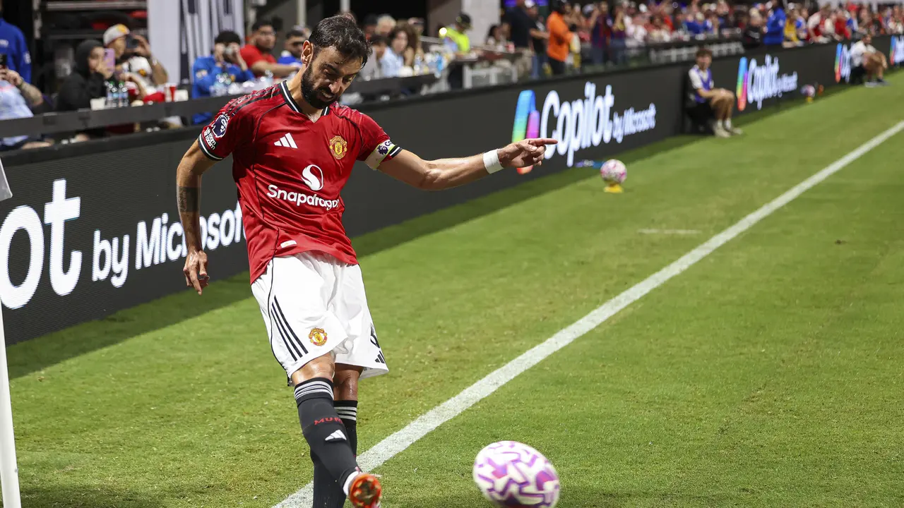 Gelandang Manchester United, Bruno Fernandes, melakukan tendangan sudut pada pertandingan Premier League Summer Series melawan Everton, Senin, 4 Agustus 2025, di Atlanta. (AP Photo/Colin Hubbard)