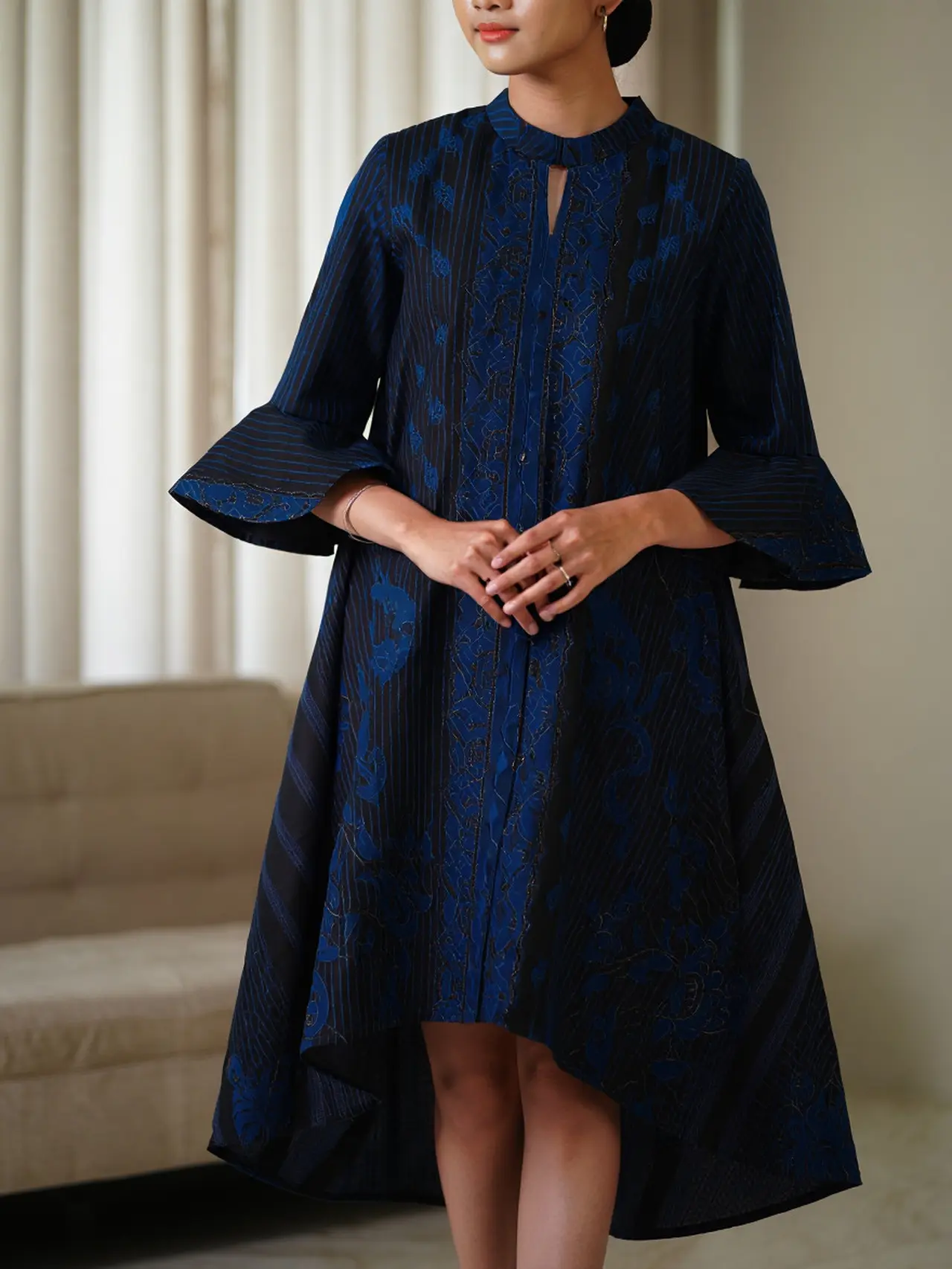 6 Inspirasi Batik Lengan Lonceng High-Low Elegan untuk Pesta Malam (Reve)