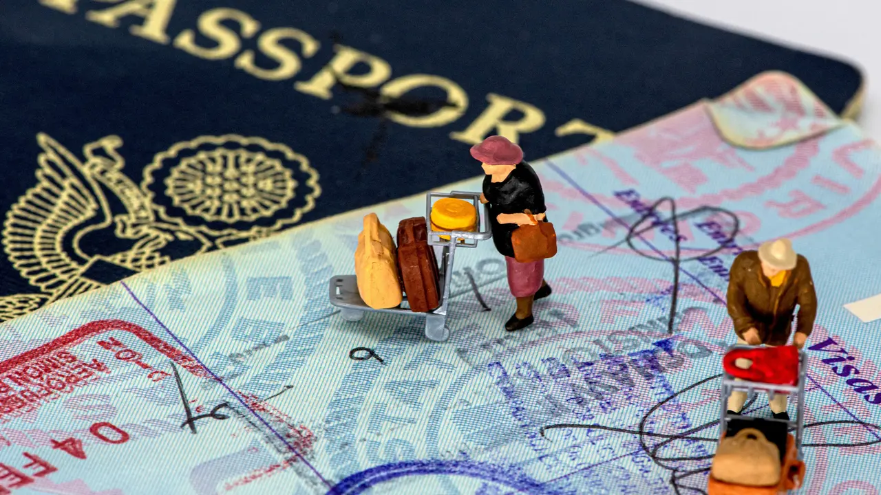 Ilustrasi paspor dan visa.