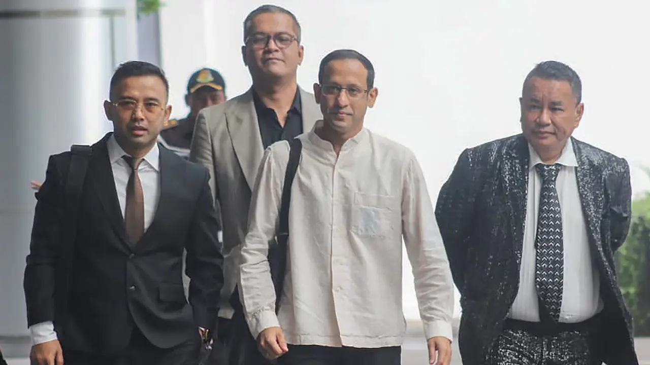 Mantan Menteri Pendidikan, Kebudayaan, Riset dan Teknologi (Mendikbudristek) Nadiem Makarim (ketiga kiri) saat tiba di area Gedung Kejaksaan Agung (Kejagung), Jakarta, Selasa (15/7/2025).