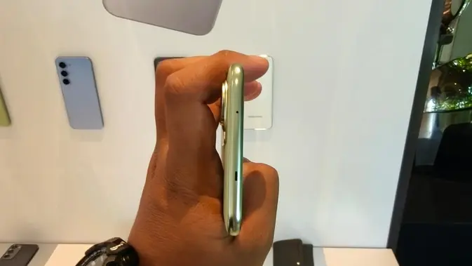 Tecno Spark 40 Pro+ tampilan body atas.