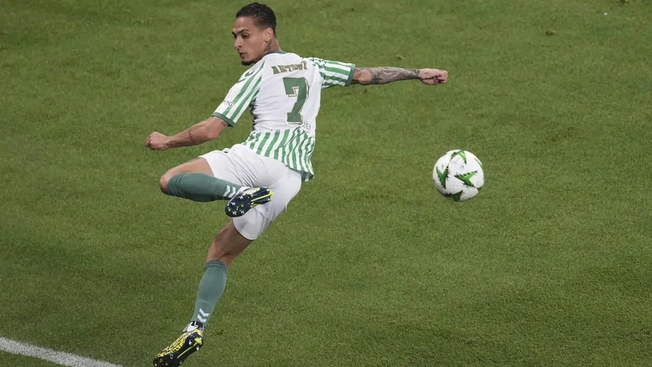 Aksi Antony dalam laga final UEFA Conference League antara Real Betis vs Chelsea, Kamis (29/5/2025).