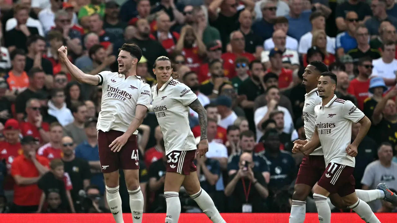 Pemain Arsenal merayakan gol Ricardo Calafiori ke gawang Manchester United pada pekan pertama Premier League 2025/2026 di Old Trafford, Minggu (17/8/2025).
