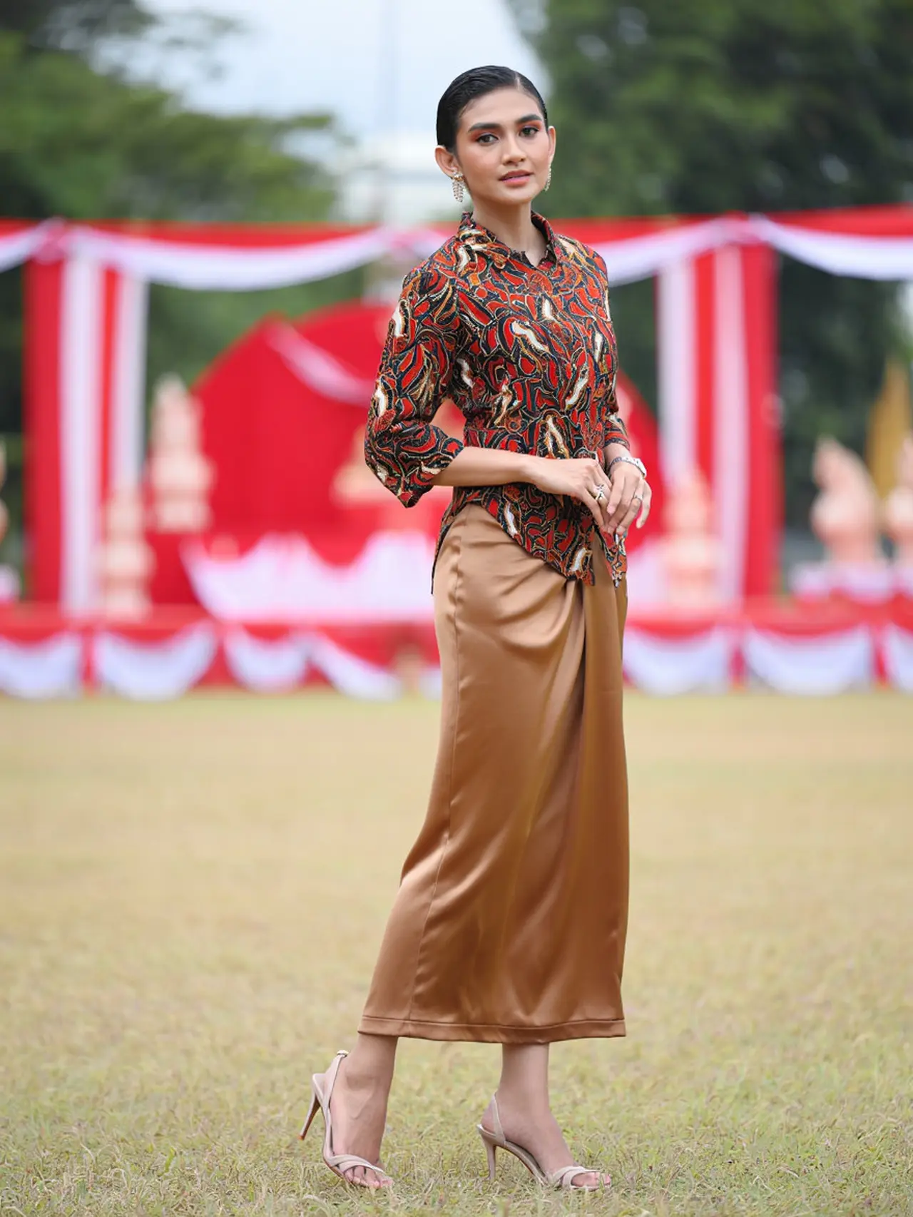7 Inspirasi Padu Padan Batik dan Rok untuk Upacara HUT RI ke-80 (Foto: Reve Art AI)