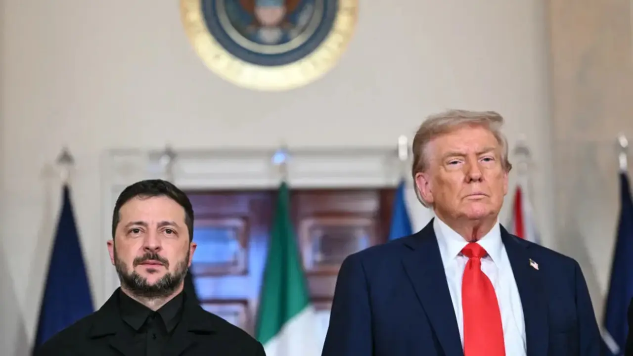 Presiden Amerika Serikat Donald Trump dan Presiden Ukraina Volodymyr Zelenskyy di Cross Hall Gedung Putih Washington D.C, pada Senin (18/8/2025) (Dok. AFP/Andrew Caballero-Reynolds).
