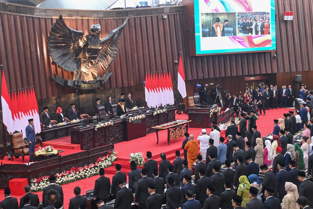 Pelantikan ditandai dengan pengucapan sumpah janji sebagai anggota dewan terpilih.