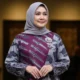 7 Pilihan Dress Batik Loose Fit untuk Usia 50-an: Feminin, Nyaman, dan Bikin Tampilan Awet Muda
