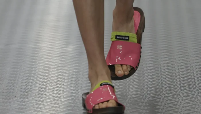 8 Tren Sandal Musim Panas 2025, dari Flip Flop hingga Sandal Jeli Warna-Warni