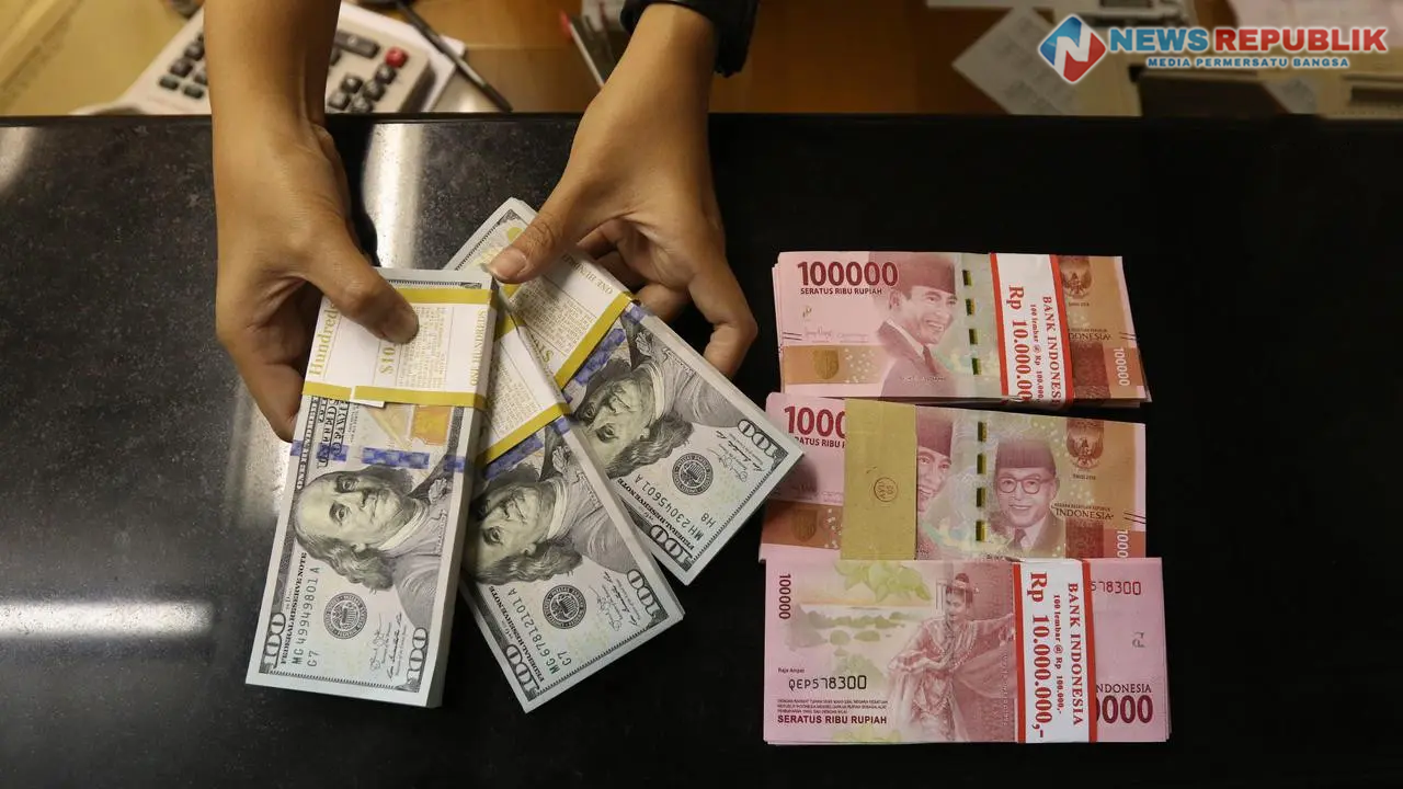 Nilai tukar mata uang rupiah terhadap dolar, selalu mengalami perubahan setiap saat terkadang melemah terkadang juga dapat menguat.