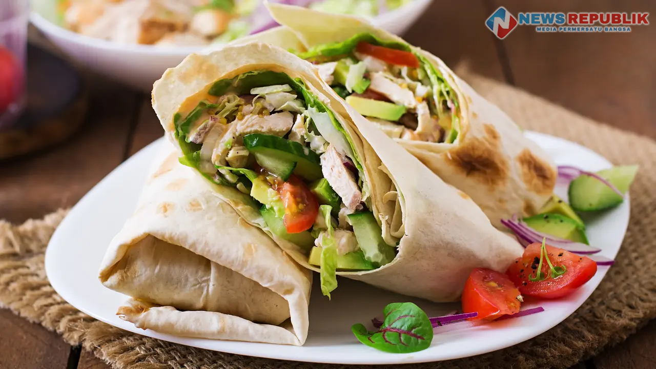 Chicken Avocado Salad (iStockphoto)