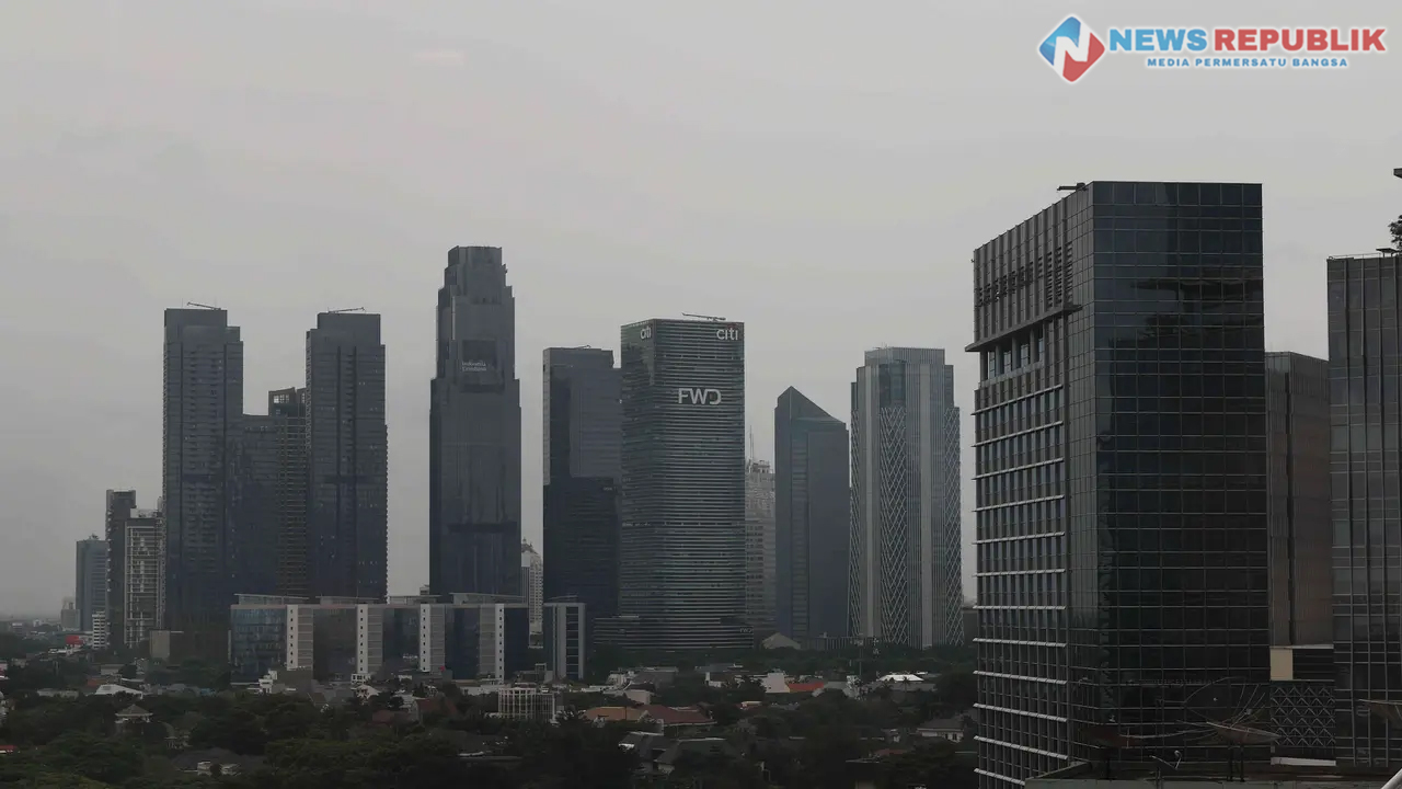 Suasana gedung bertingkat dan permukiman warga di kawasan Jakarta, Senin (17/1/2022). Bank Dunia memproyeksikan pertumbuhan ekonomi Indonesia pada tahun 2022 mencapai 5,2 persen.