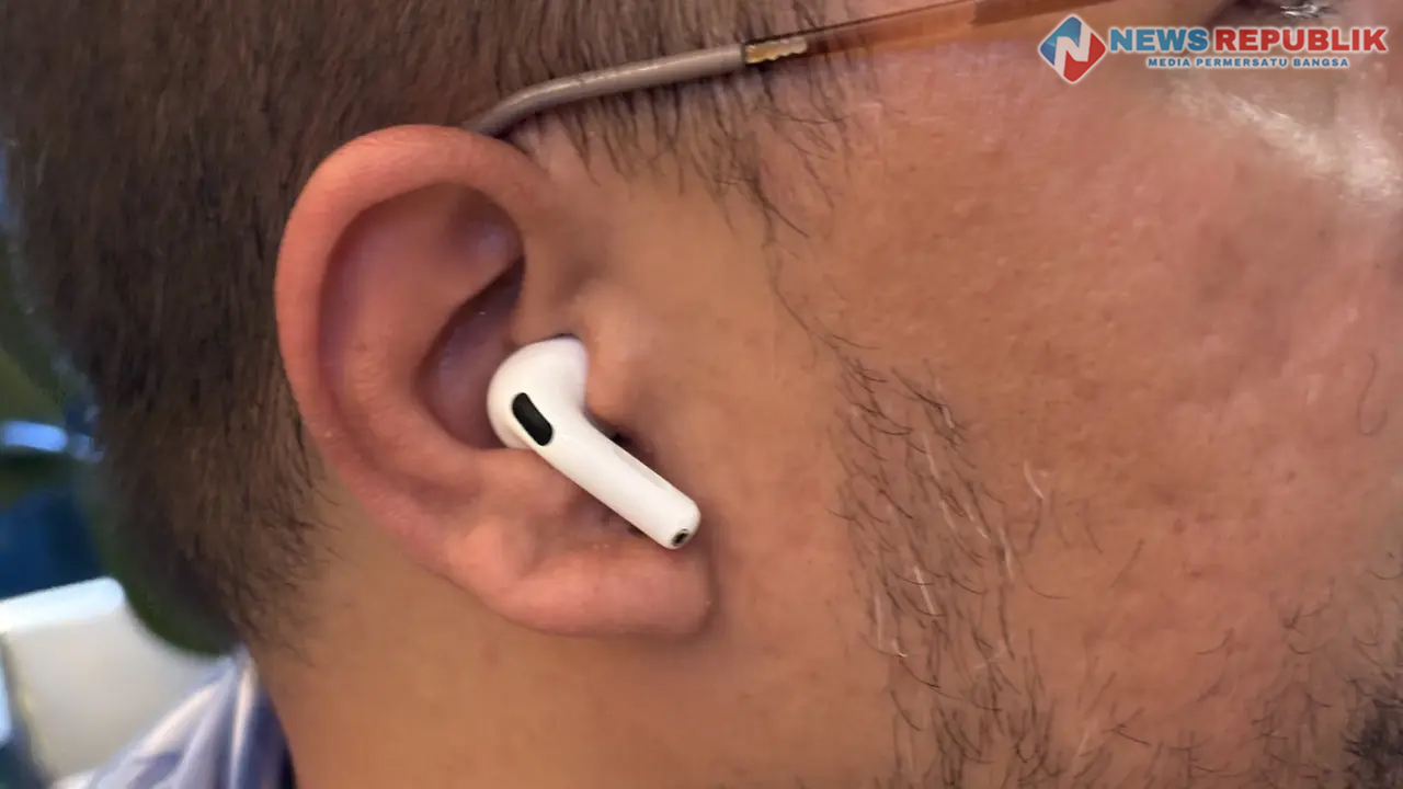 AirPods 4 ANC terpasang di telinga sangat nyaman.