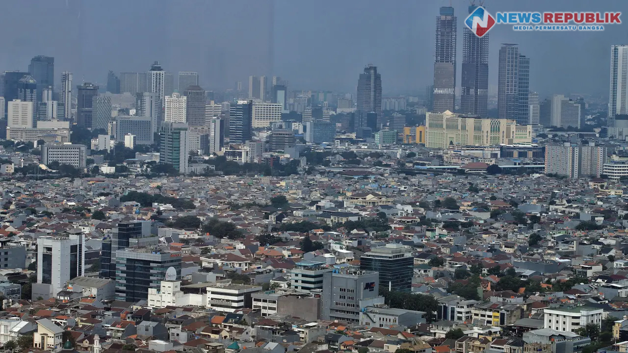 Dari sisi domestik, aktivitas konsumsi diperkirakan akan menguat pada 2024. Hal itu sejalan dengan terjaganya daya beli masyarakat, inflasi yang terkendali, dan meningkatnya penciptaan lapangan kerja.