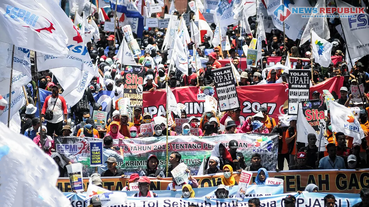 Ribuan buruh dari berbagai elemen melakukan longmarch menuju depan Istana Negara, Jakarta, Kamis (29/9). Dalam aksinya mereka menolak Tax Amnesty serta menaikan upah minumum provinsi (UMP) sebesar Rp650 ribu per bulan.