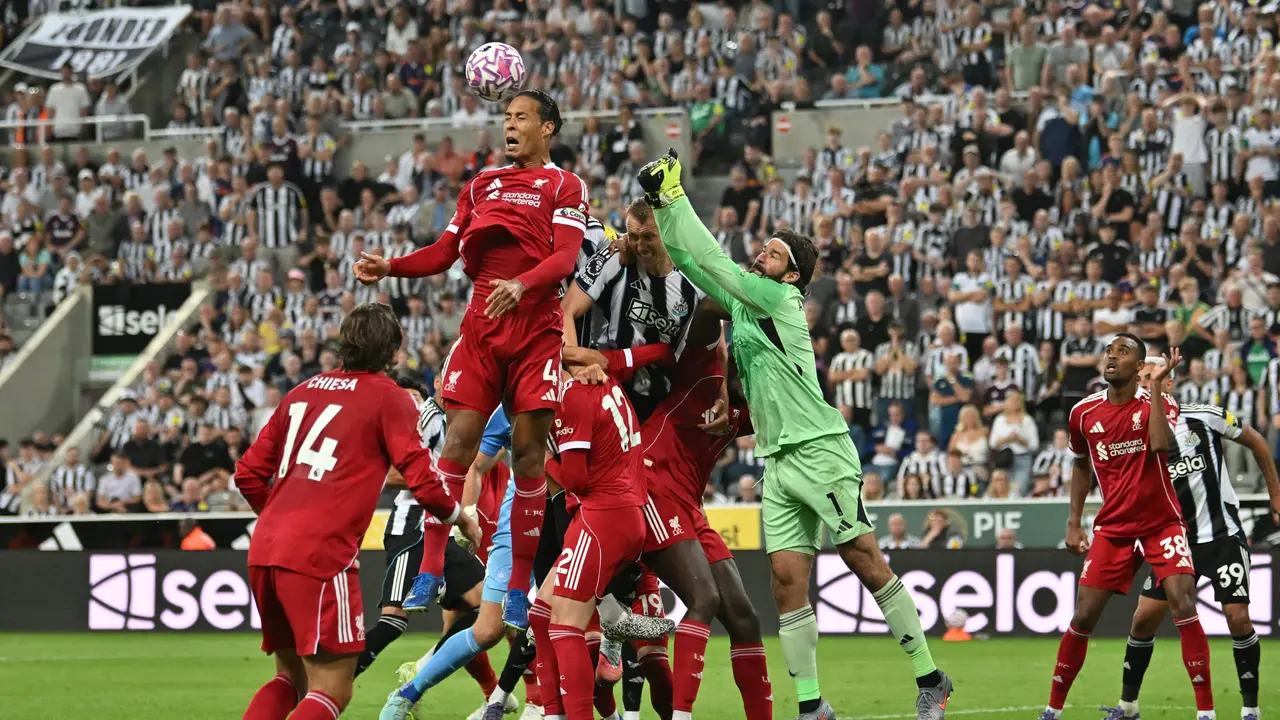 Arne Slot Peringatkan Liverpool: Arsenal Bisa Jadi Ancaman Serius Lewat Bola Mati