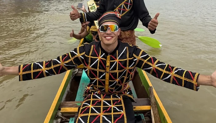 Influencer Malaysia Aisar Khaled Meriahkan Festival Pacu Jalur 2025 di Kuantan Singingi