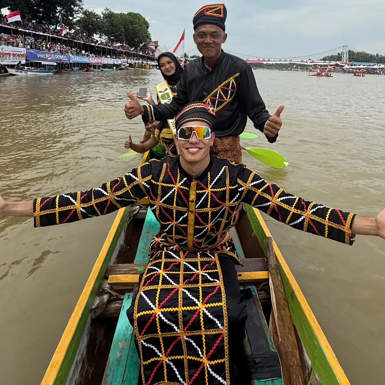 Influencer Malaysia Aisar Khaled Meriahkan Festival Pacu Jalur 2025 di Kuantan Singingi