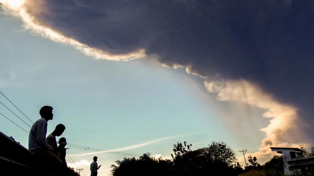 Kolom Abu Menjulang Hingga 18 Ribu Meter, Akibat Letusan Dahsyat Gunung Lewotobi Guncang Flotim