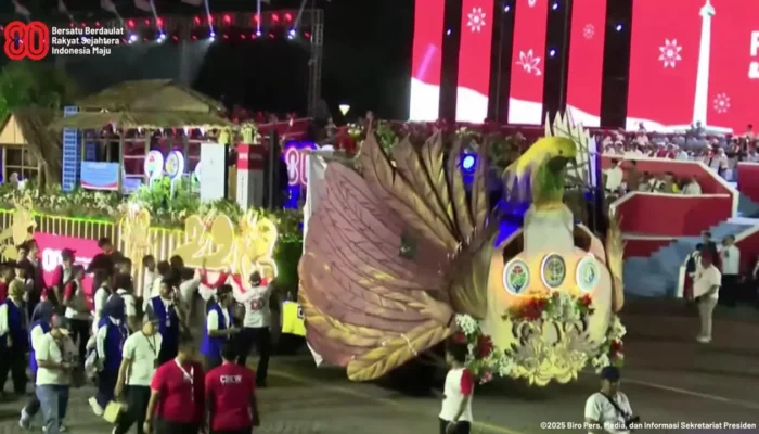 Meriahkan HUT ke-80 RI, Ribuan Warga Padati Karnaval Kendaraan Hias di Jakarta