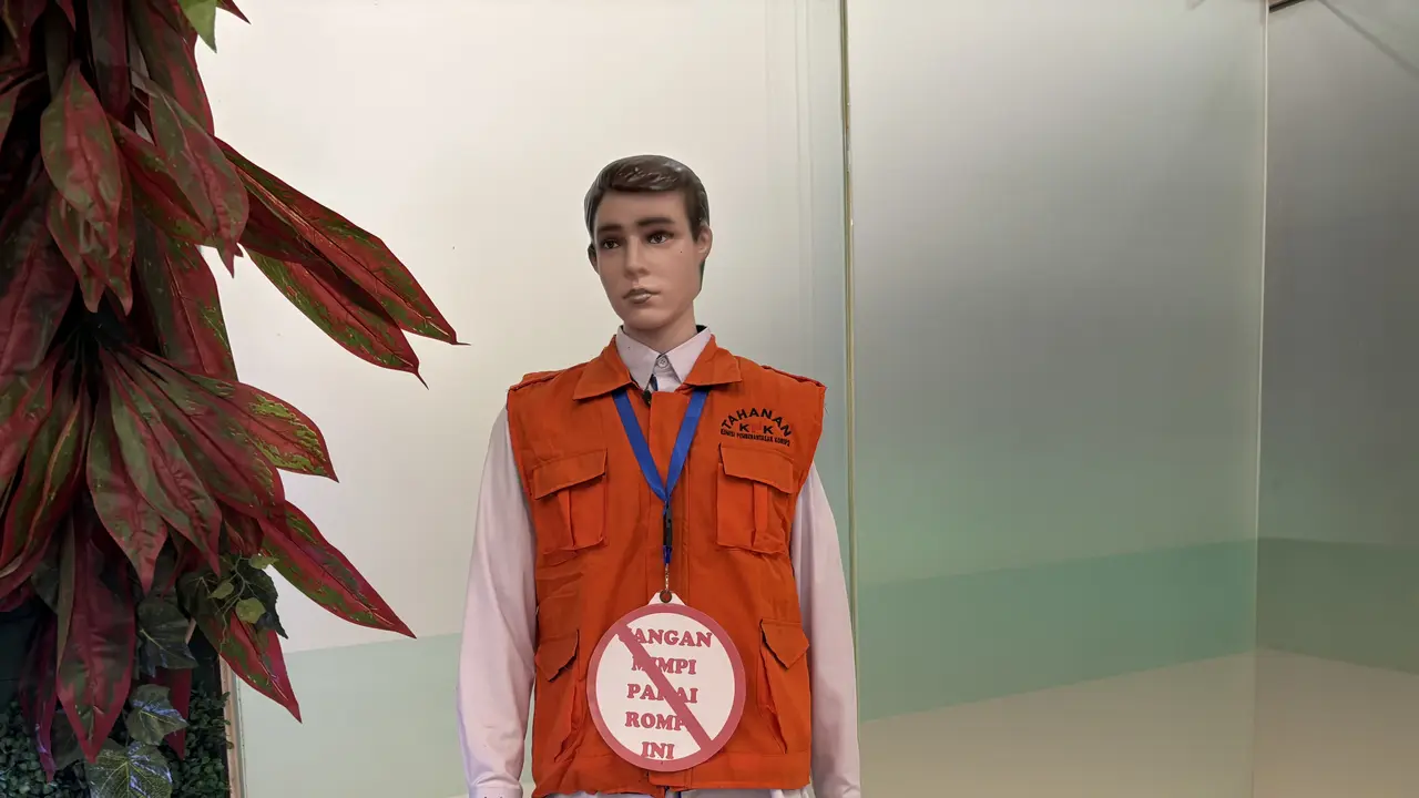 Patung Antikorupsi Hiasi Lobi Kemenaker, Wamen Justru Terjerat KPK