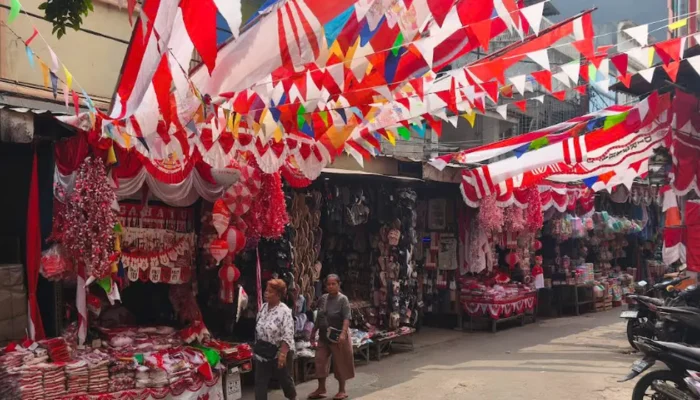 Pedagang Pernak-Pernik HUT RI di Pasar Mester Keluhkan Sepinya Pembeli dan Anjloknya Omzet